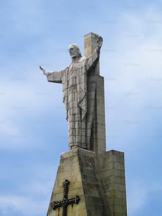 Cristo Redentor en la cima del monte - Banco de imágenes católicas
