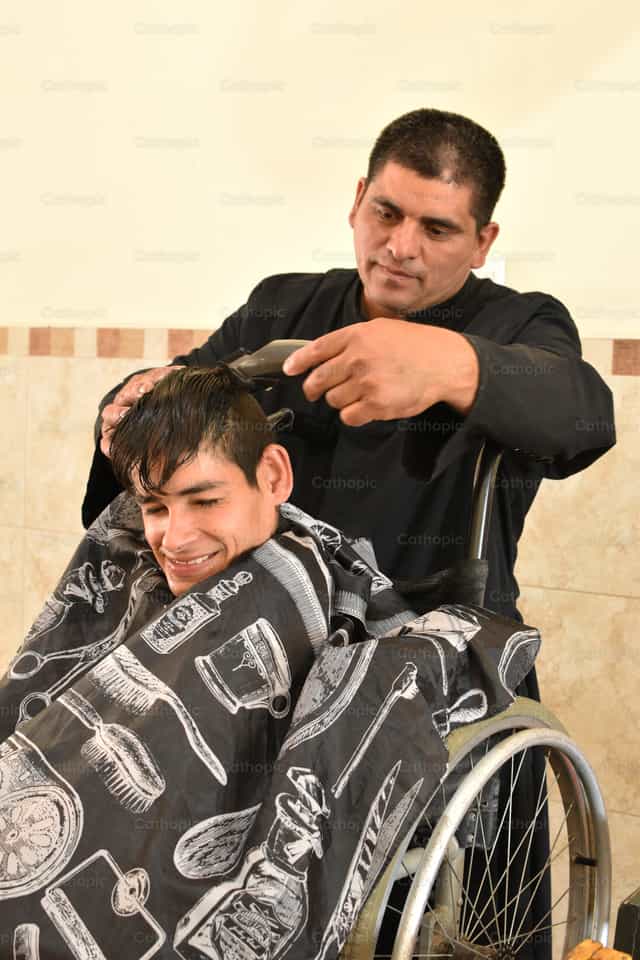 Cortando el pelo a Jorgito - Banco de imágenes católicas - Fotografía por Aly Galdeano