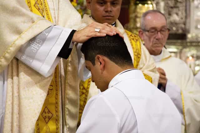 Eu te abençoo e te envio como um novo pastor - Imagens católicas de stock