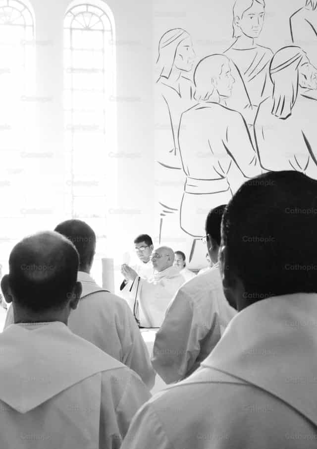 Réunis pour célébrer la Sainte Messe - Images catholiques de stock - Photo de ferchu1965