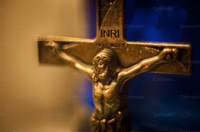 Mirar la cruz - Banco de imágenes católicas