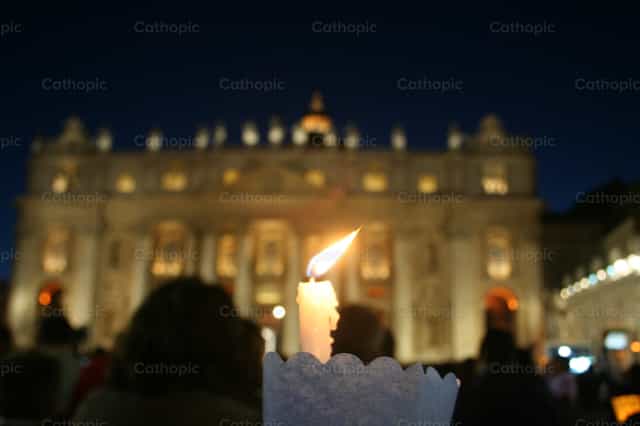 Vela encendida en la plaza - Banco de imágenes católicas