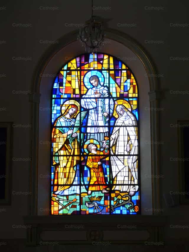 Trois vitraux de saints - Images catholiques de stock - Photo de Paula G Engels