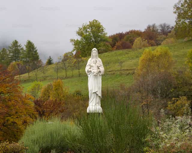 Escultura de Maria en la naturaleza - Banco de imágenes católicas - Fotografía por Frames Cristianos
