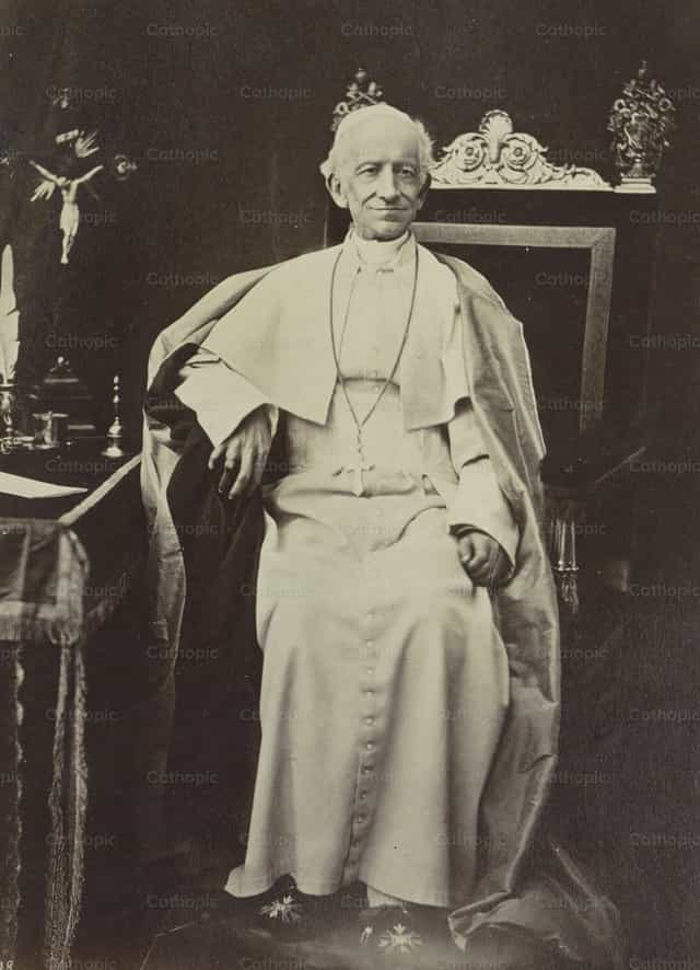 Portrait du pape Léon XIII assis, vu de face - Images catholiques de stock - Photo de Cathopic