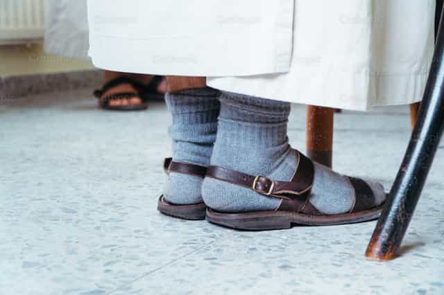 Sandales du frère Verbum spei - Images catholiques de stock
