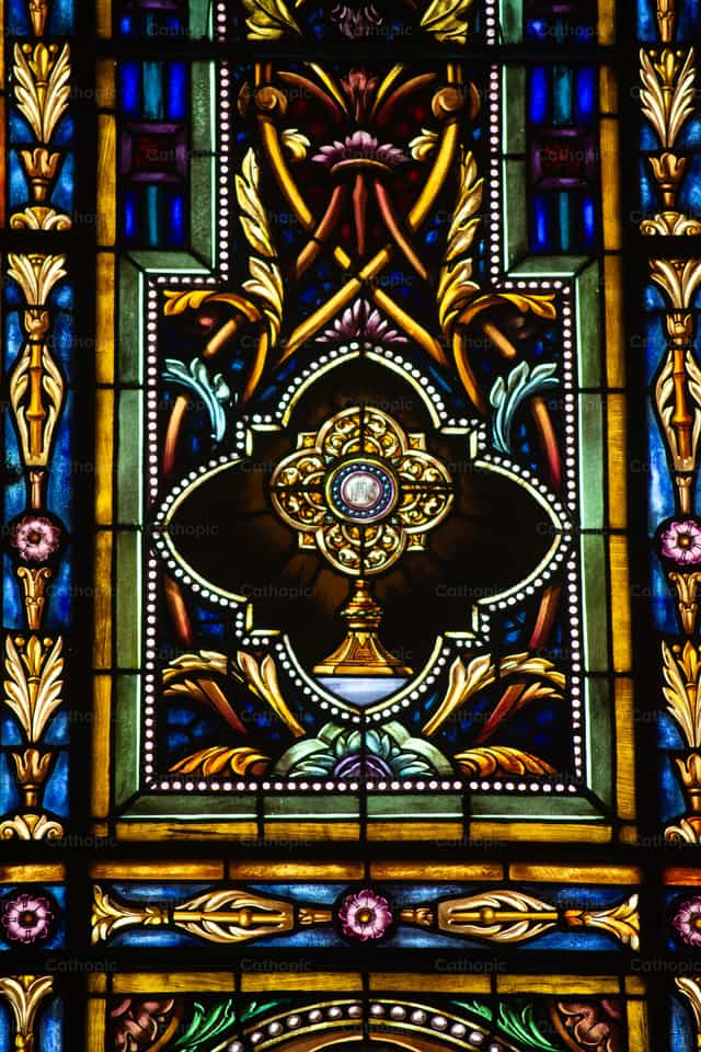 Vitre peinte de l’Eucharistie - Images catholiques de stock