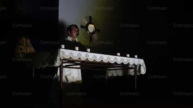 Adoración - Banco de imágenes católicas - Fotografía por Lupe Belmonte