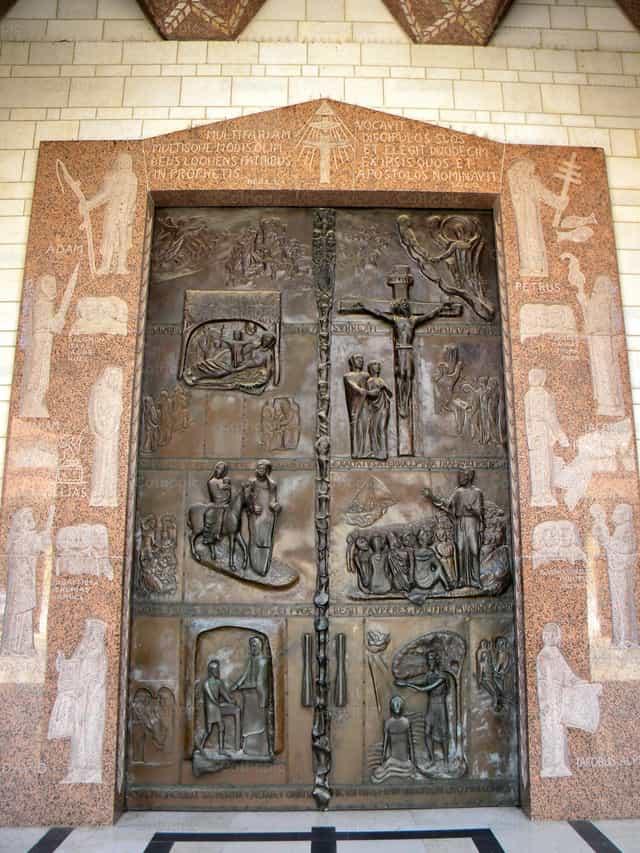 Porta principal da Basílica da Anunciação - Imagens católicas de stock