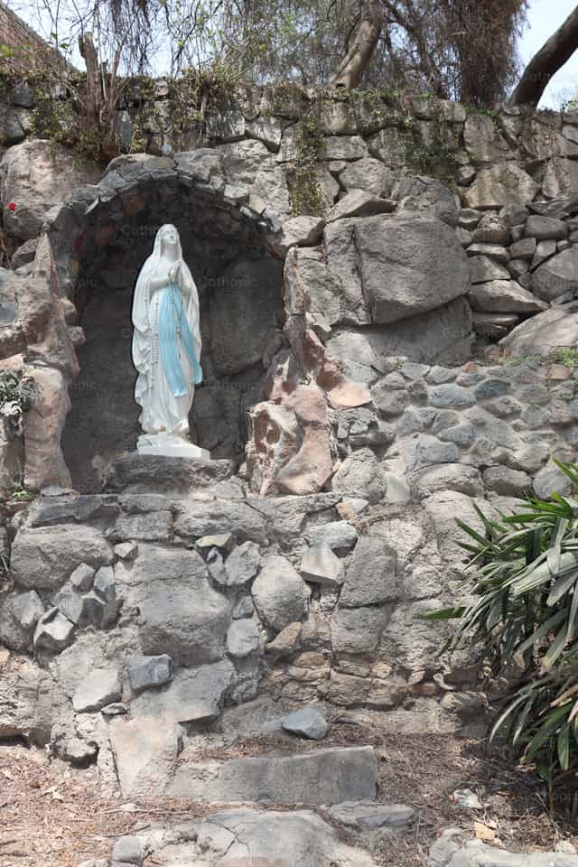 Grotta di Nostra Signora di Lourdes - Immagini stock cattoliche
