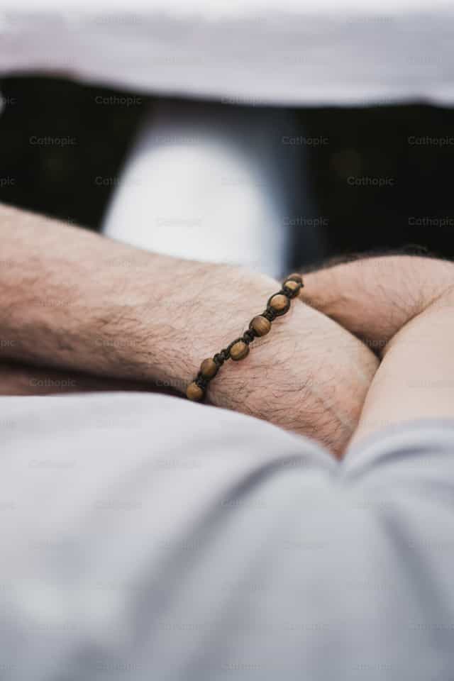 Pulsera rosario - Banco de imágenes católicas - Fotografía por Jakov Pleše
