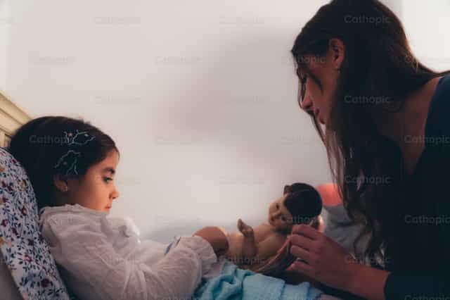 Orando con el Niño Jesús antes de dormir - Banco de imágenes católicas - Fotografía por Almures Studio