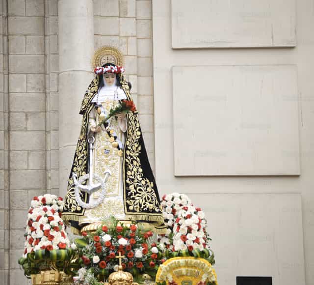 Santa Rosa de Lima com rosas - Imagens católicas de stock