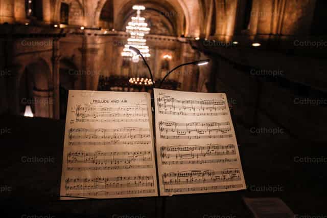 Muziek voor de Mis - Katholieke stockfoto's - Foto door Yandry Fernández Perdomo