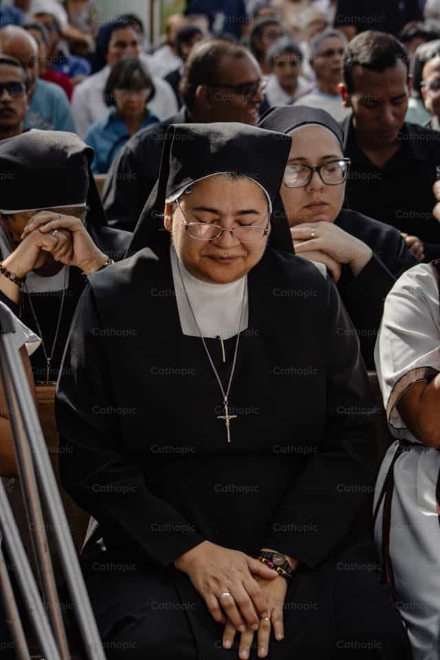 Consagrada orando - Banco de imágenes católicas - Fotografía por Andrés José Barbera Zambrano