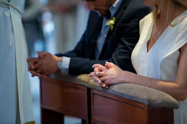 Manos de marido y mujer - Banco de imágenes católicas - Fotografía por Lucia Ceballos y Spina