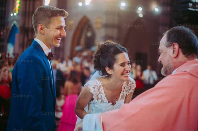Una nueva familia en Dios - Banco de imágenes católicas - Fotografía por Amor Santo