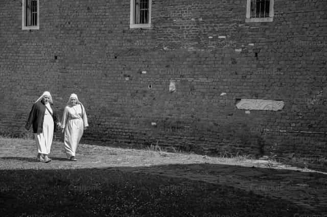 Religiosas caminando bajo el sol - Banco de imágenes católicas - Fotografía por Yael Portabales