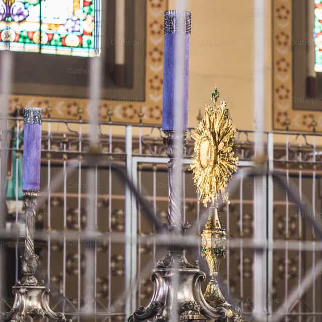 Pain rompu et partagé - Images catholiques de stock