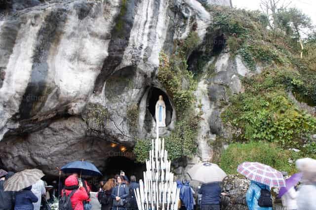 Grotto of Our Lady of Lourdes - Catholic stock images - Photo by encaminados vamos