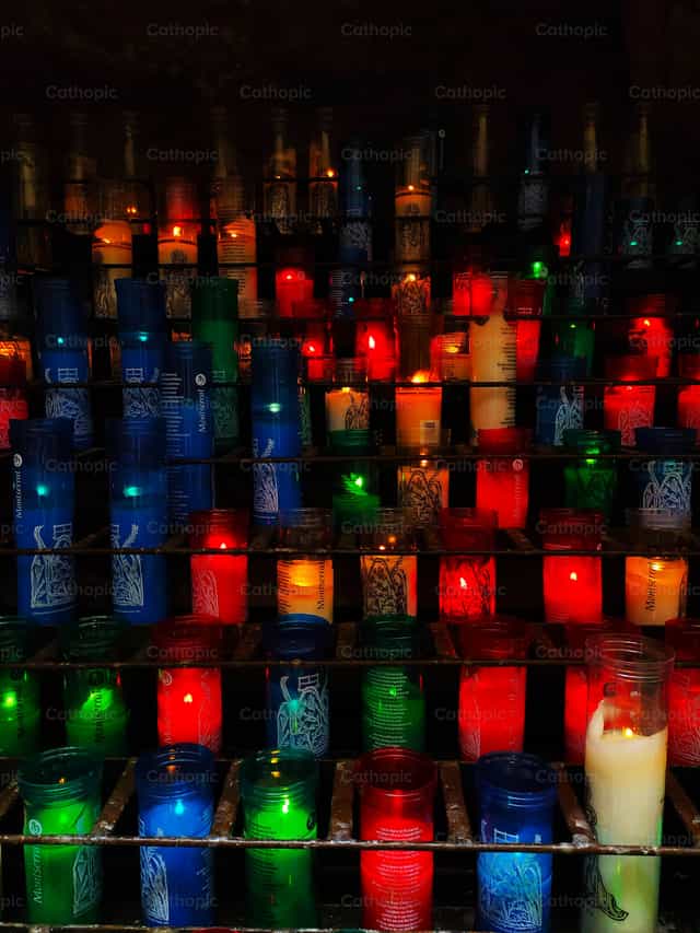 Velas en Monserrat - Banco de imágenes católicas