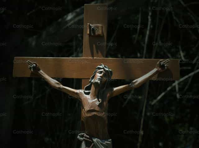 Jesus é pregado na cruz - Imagens católicas de stock