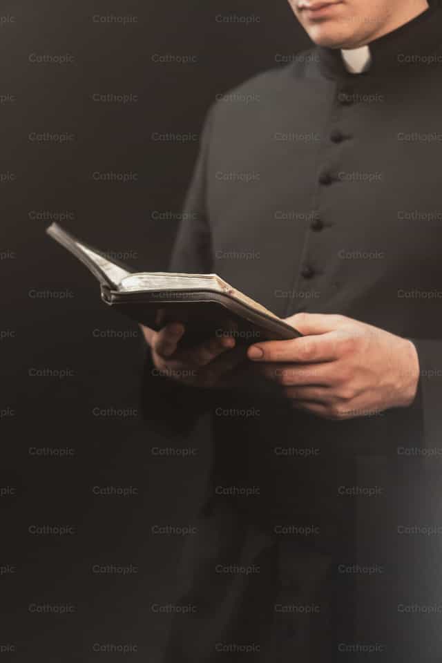 Sacerdote lendo a Bíblia - Imagens católicas de stock - Foto de Jakov Pleše