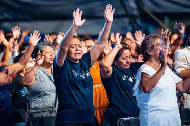 Pessoas em adoração - Imagens católicas de stock - Foto de Hein Palma