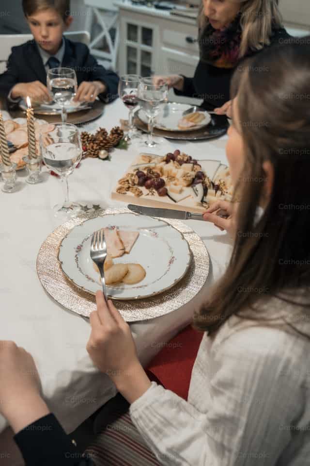 Cena de Navidad en familia - Banco de imágenes católicas