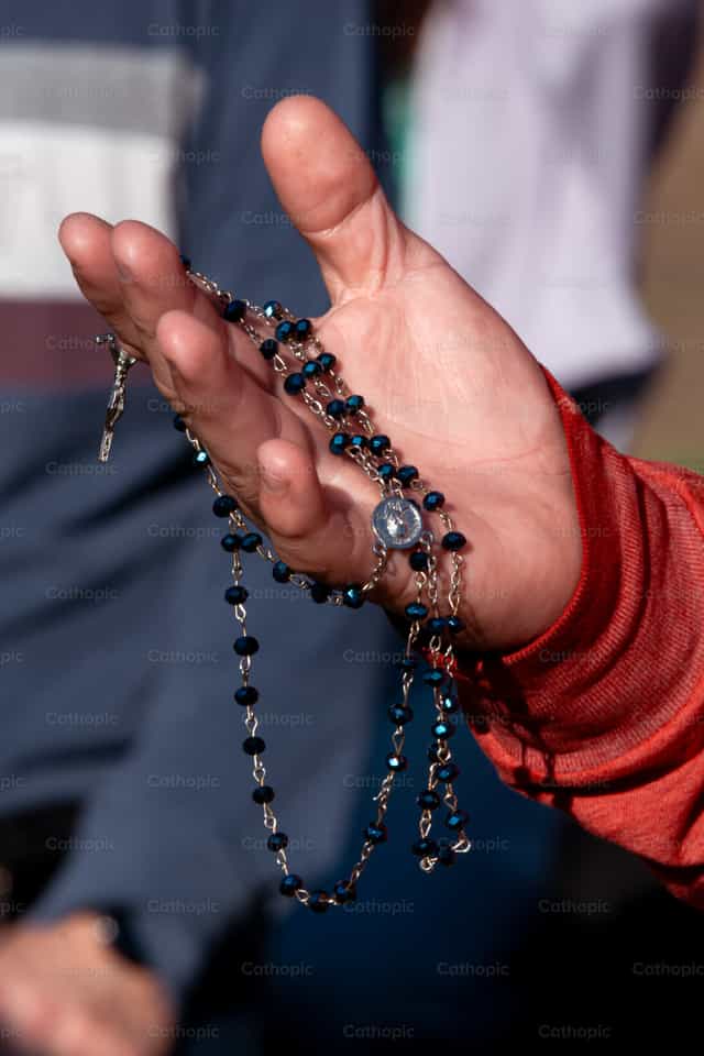 Rosario en mano - Banco de imágenes católicas - Fotografía por Marcelo Alejandro Pérez
