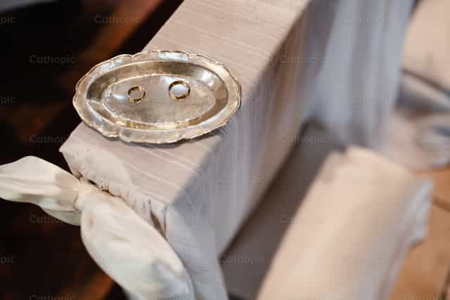 Alianças de casamento - Imagens católicas de stock