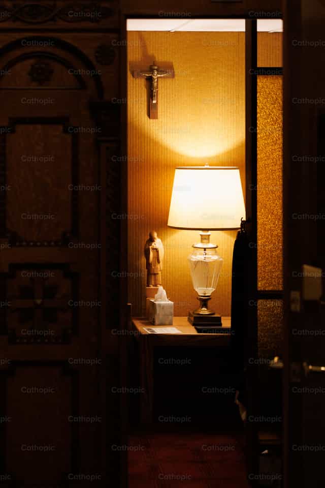 El confesionario te espera - Banco de imágenes católicas - Fotografía por Luke Miller