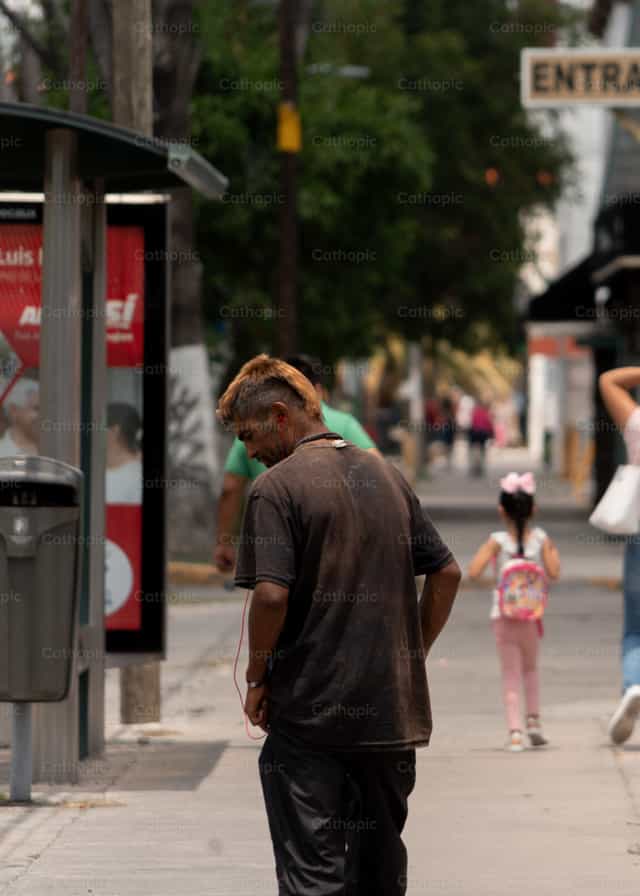 Homem na rua - Imagens católicas de stock - Foto de Cathopic