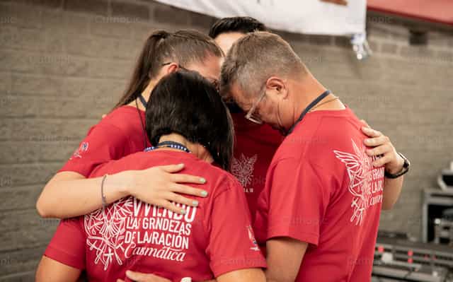 Um abraço entre participantes em uma celebração - Imagens católicas de stock - Foto de Carolina BR