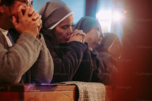 Orando por los necesitados - Banco de imágenes católicas - Fotografía por Amor Santo