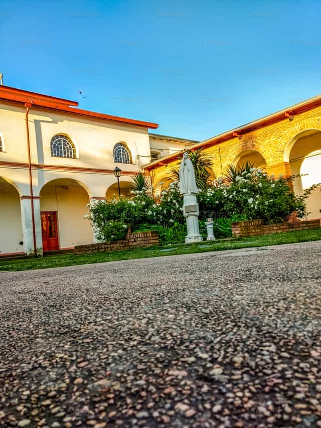 Virgen de Fatima en patio - Banco de imágenes católicas