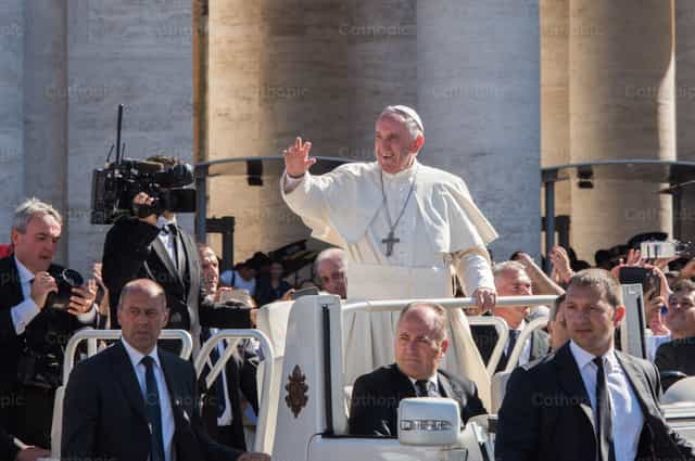 François saluant les fidèles - Images catholiques de stock