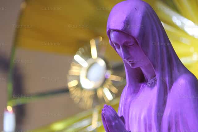 Statue mariale à côté de l’ostensoir - Images catholiques de stock
