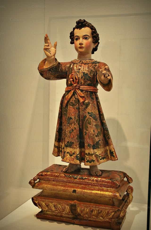 Escultura do Menino Jesus - Imagens católicas de stock
