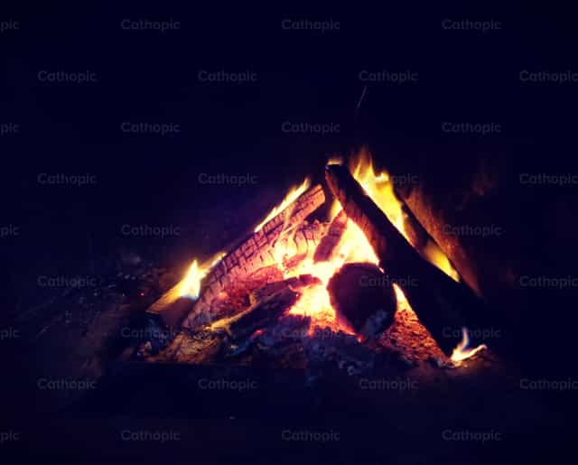 Feuer in der Nacht - Katholische Stockfotos