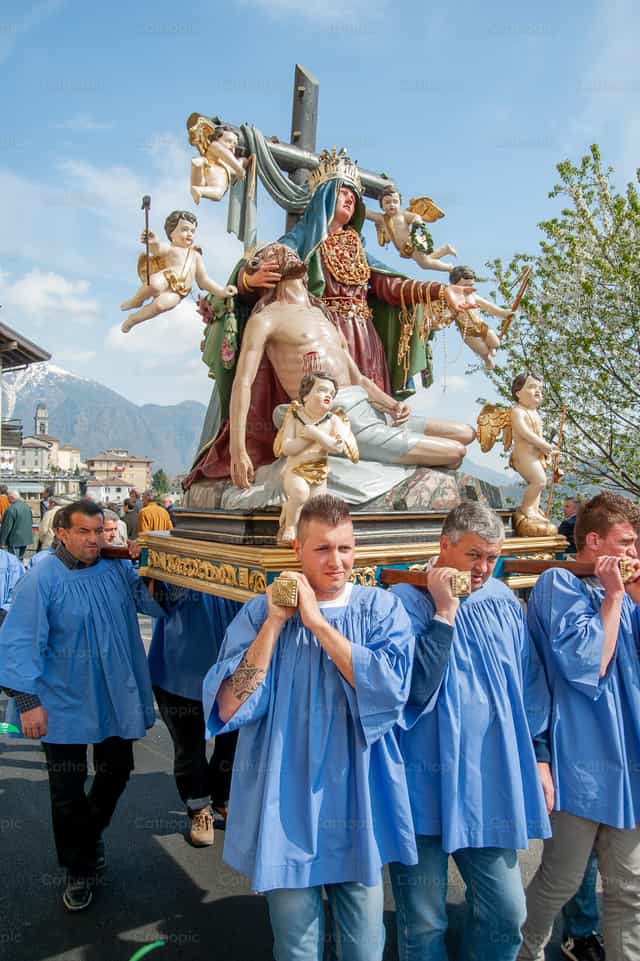 Processione in onore della Madonna - Immagini stock cattoliche