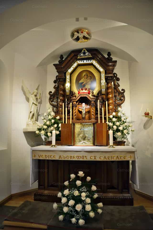 Santuario renovado - Banco de imágenes católicas