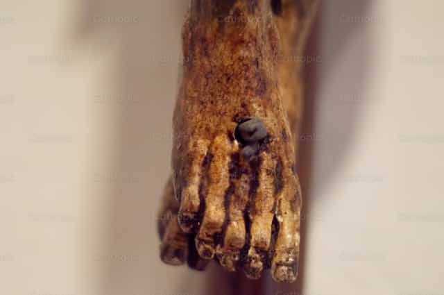 Vastgespijkerde voeten van Christus aan het kruis - Katholieke stockfoto's - Foto door Carolina BR