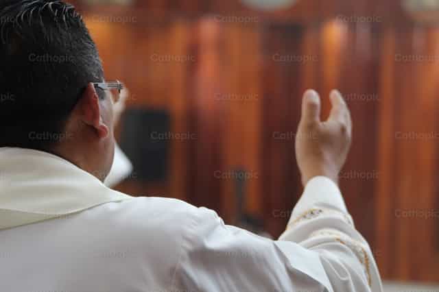 Bénédiction du prêtre - Images catholiques de stock