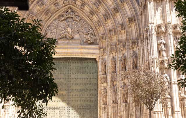 La puerta de la catedral - Banco de imágenes católicas