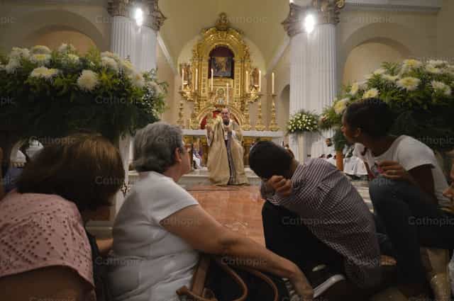 Monsenor dando homilia - Banco de imágenes católicas