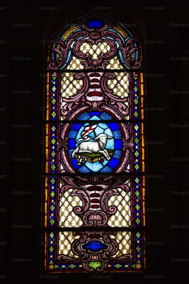 Vitrail de l’Agneau de Dieu - Images catholiques de stock