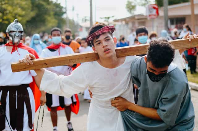 Quinta estación: Simon de Cirene ayuda a Jesus - Banco de imágenes católicas