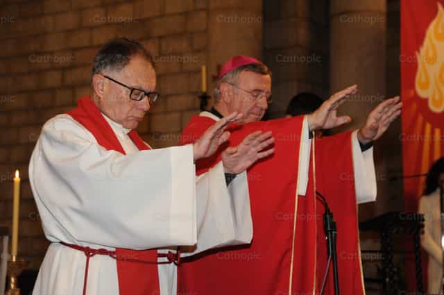 Pagpapatong ng mga Kamay sa Kumpil - Mga Catholic stock image - Larawan ni daforo