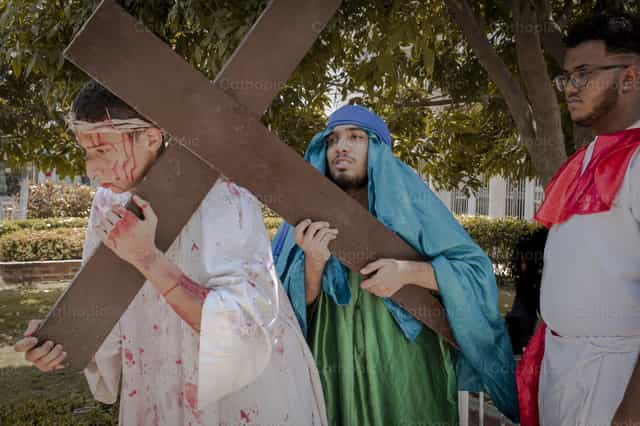 Simon de Cirene - Banco de imágenes católicas - Fotografía por Geraldin Arias Cárdenas